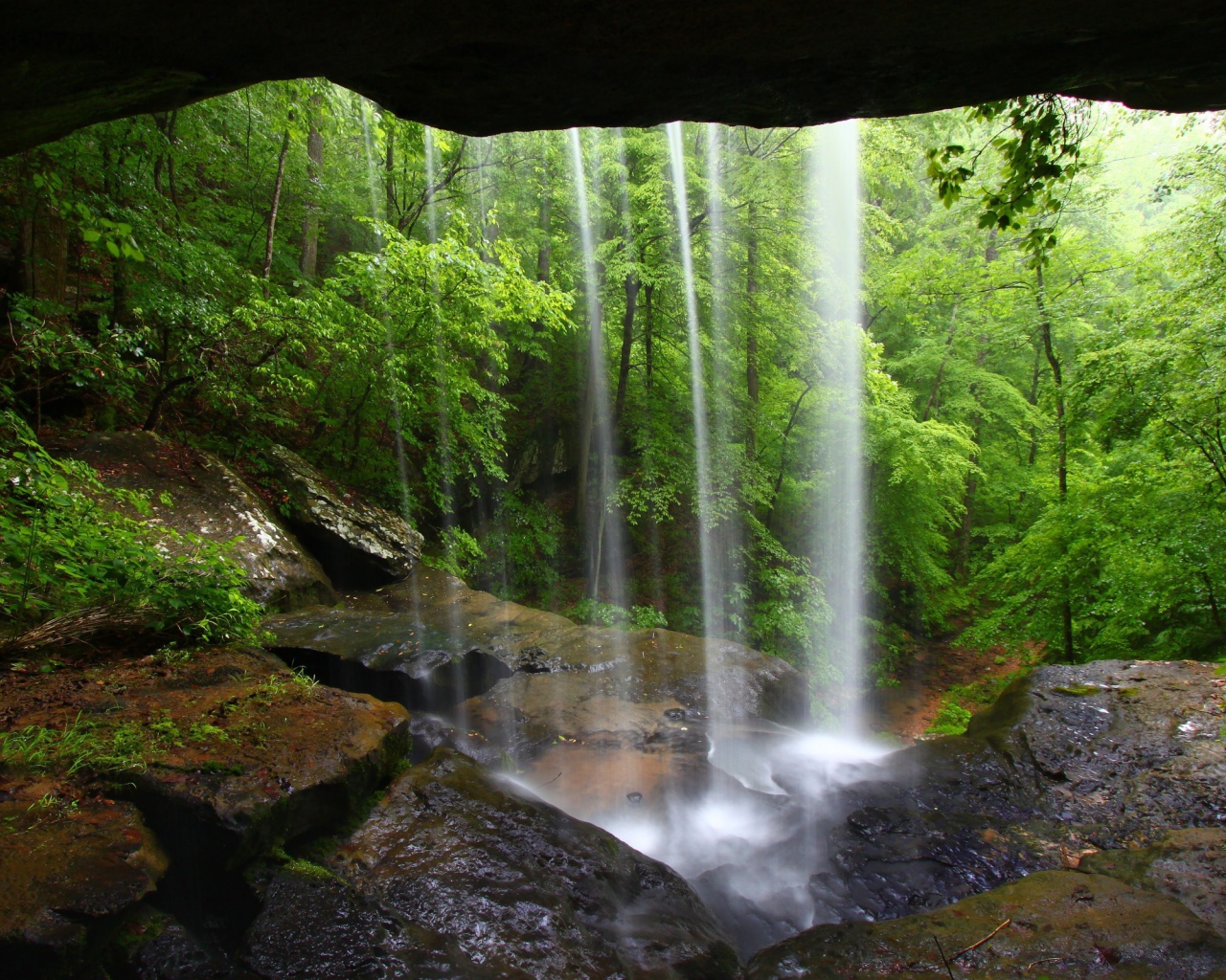 Вид на водопад из пещеры