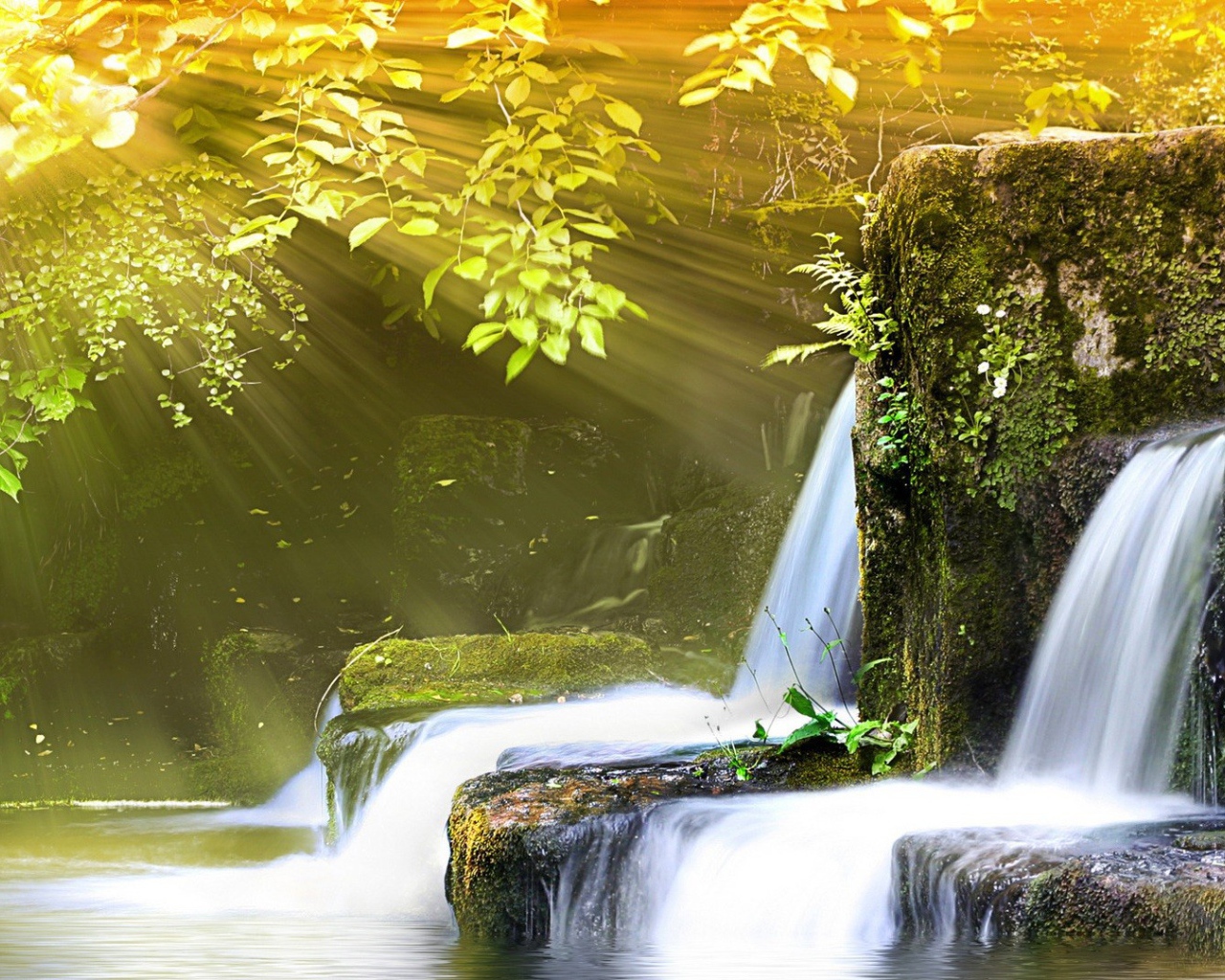 Водопад в лучах солнца