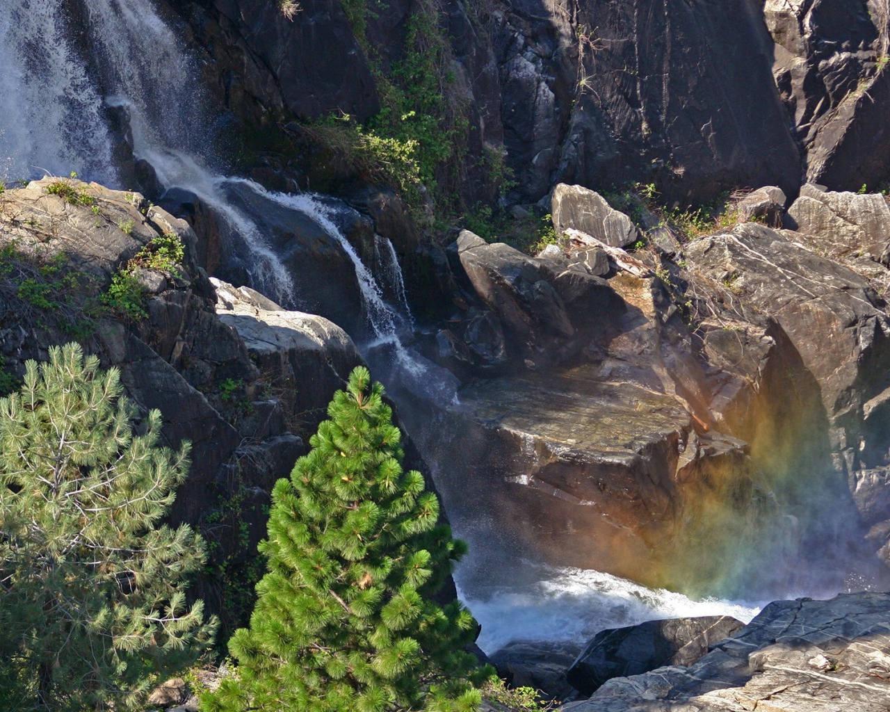 Небольшой водопад в скалах