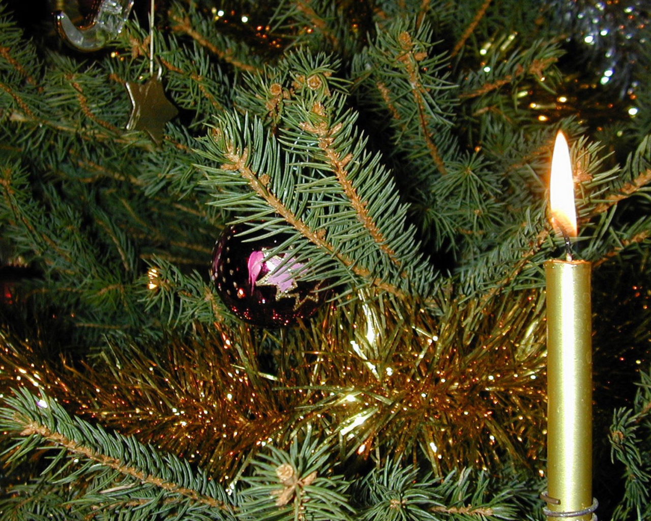 Новогодняя елка и горящая свеча