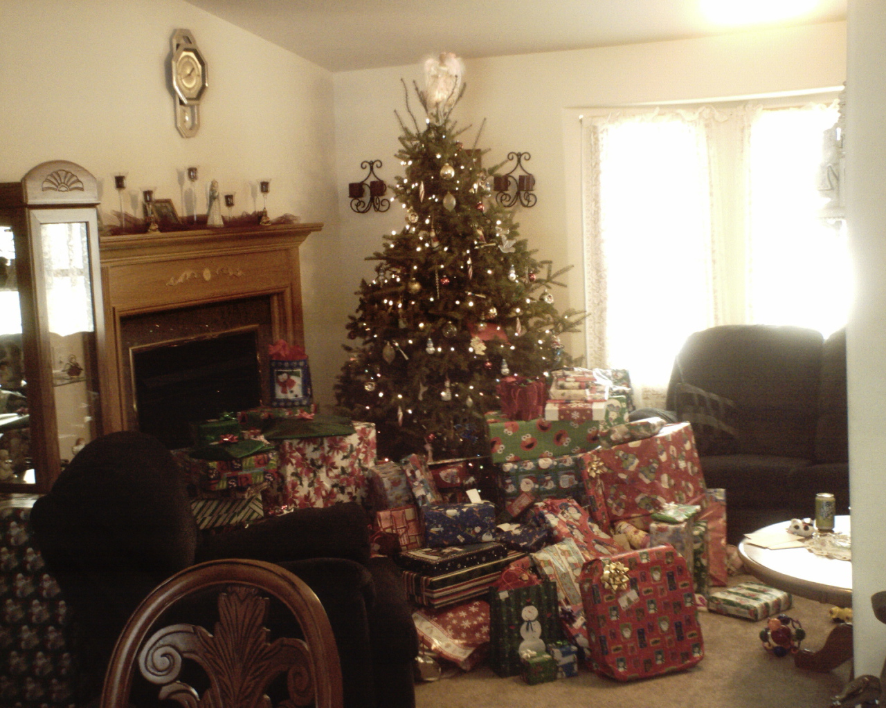 Много подарков под новогодней елкои