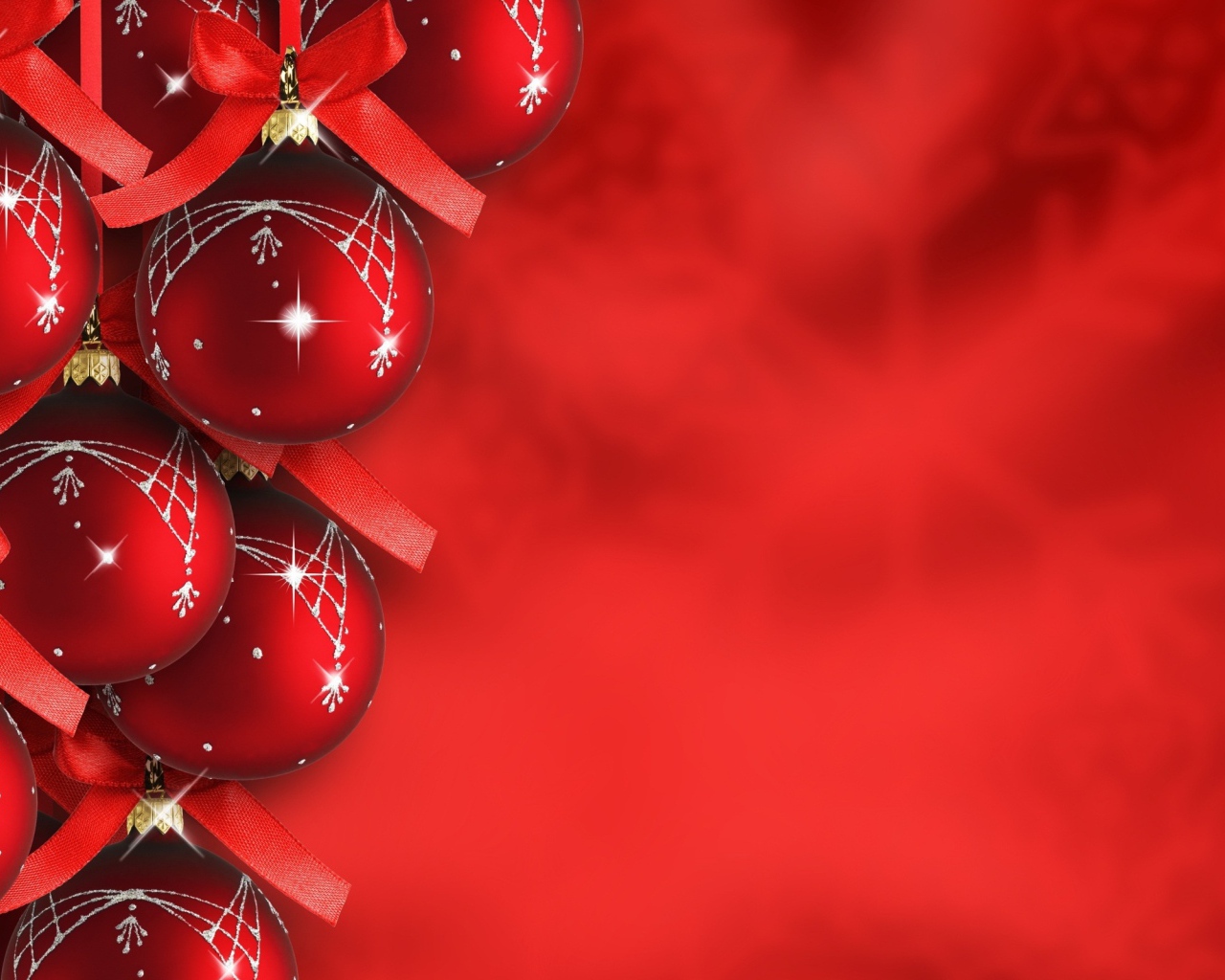 Красивые ёлочные игрушки на красном фоне