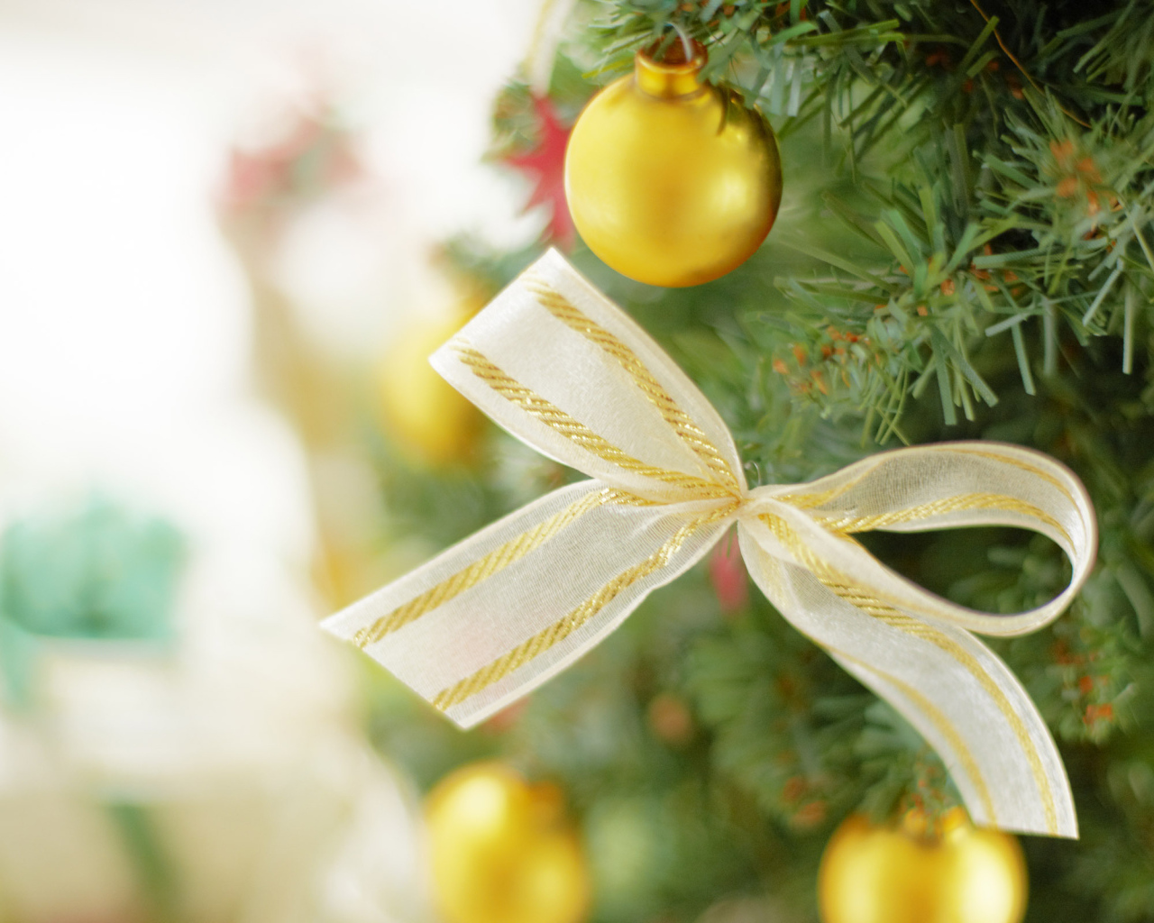 Красивая елочка на Новый 2014 Год лошади