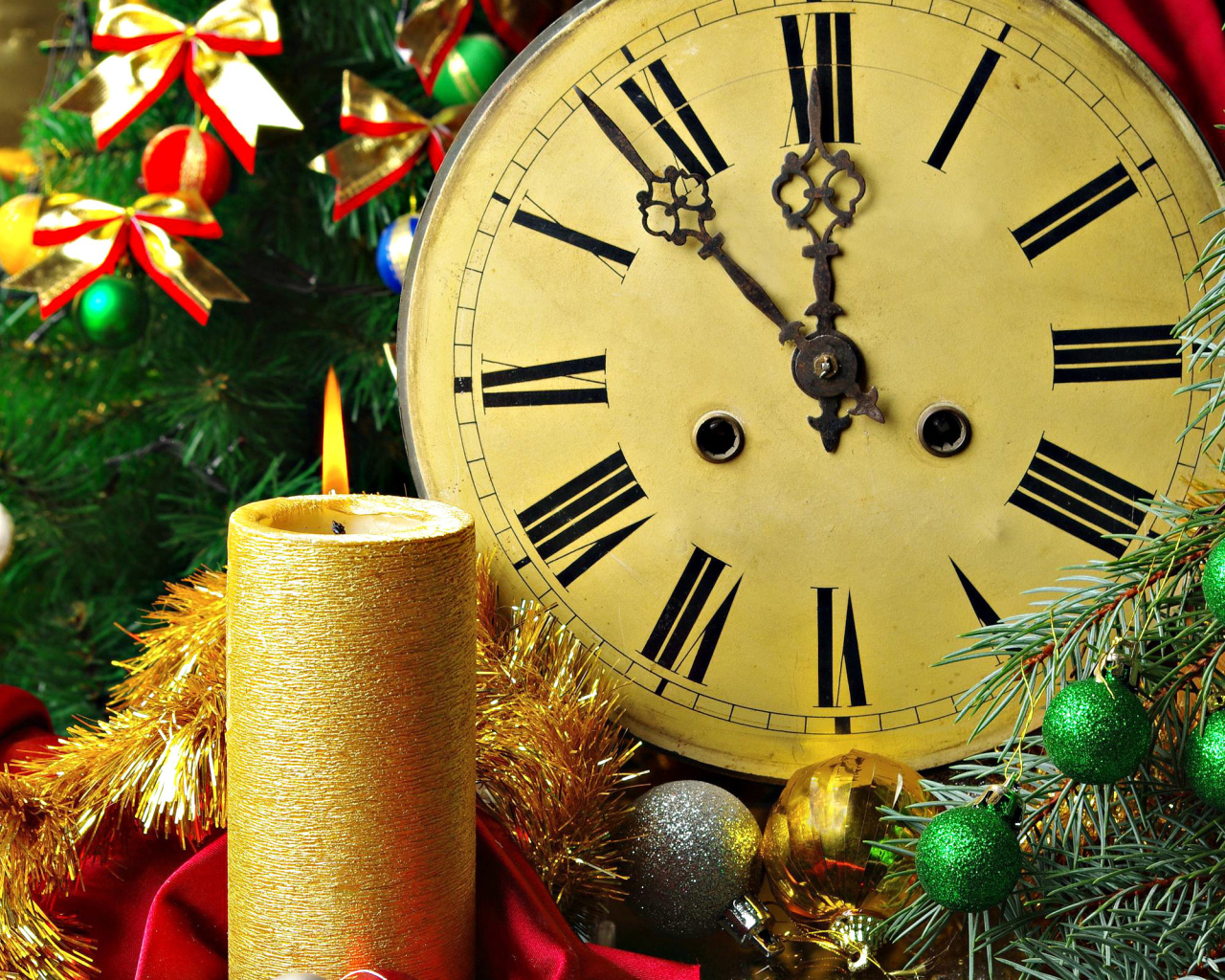 Красивые часы и праздничная свеча