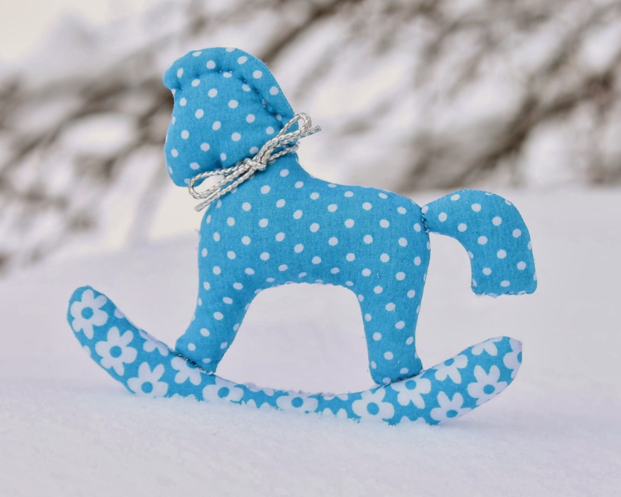 Синяя лошадь 2014