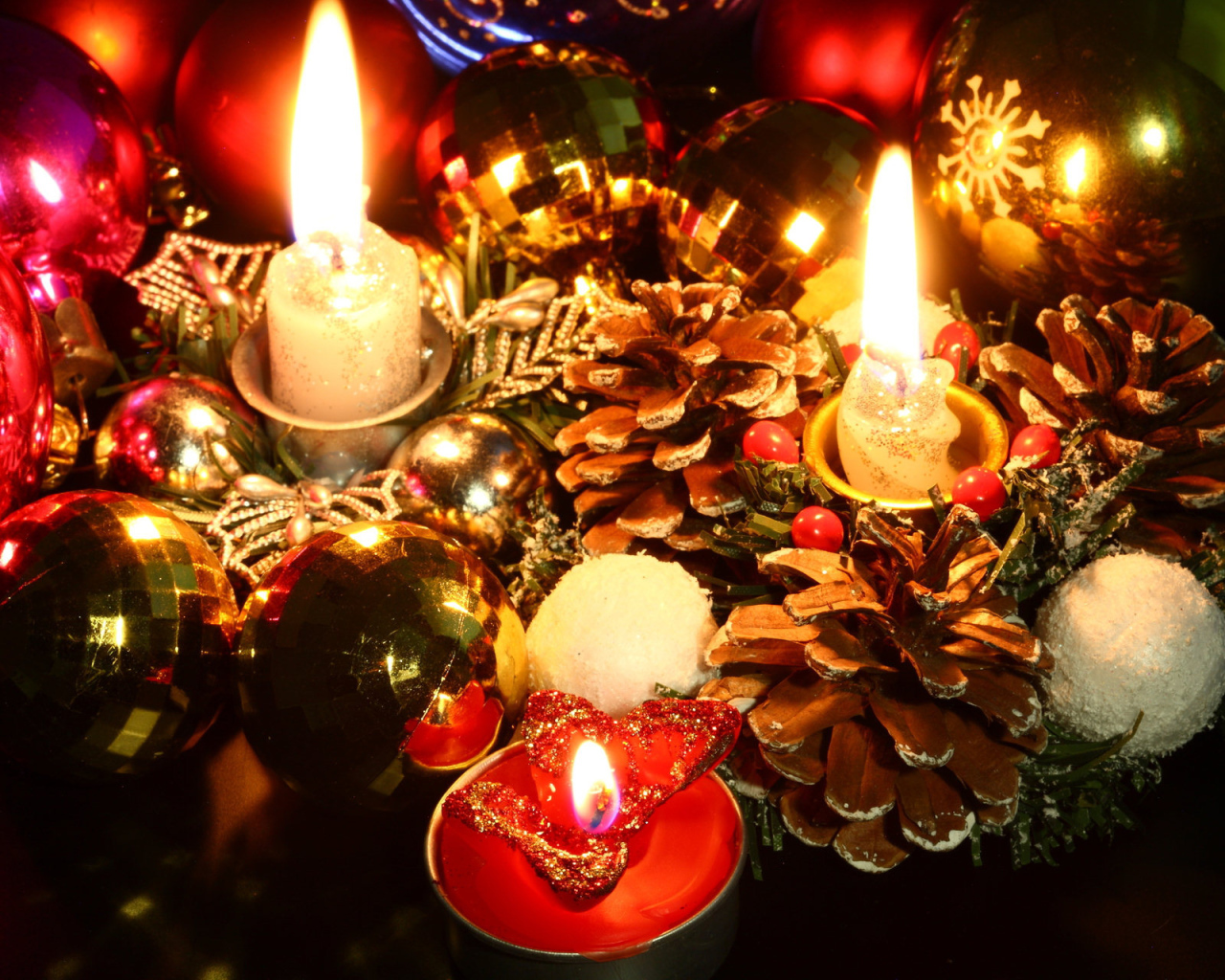 Свечи, шишки и ёлочные игрушки