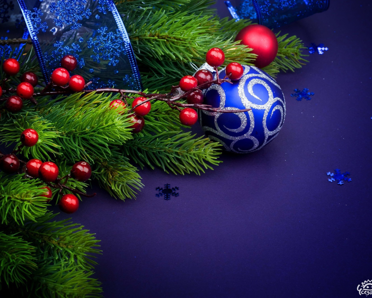 Ёлочная ветка и синяя игрушка