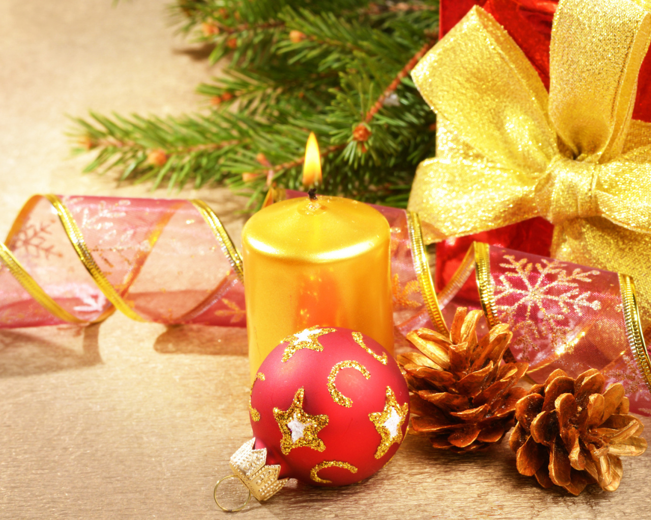 Елочная игрушка шишка