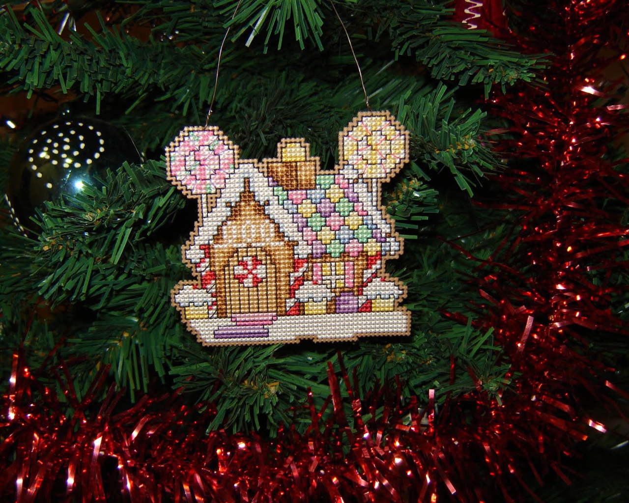 Елочная игрушка домик