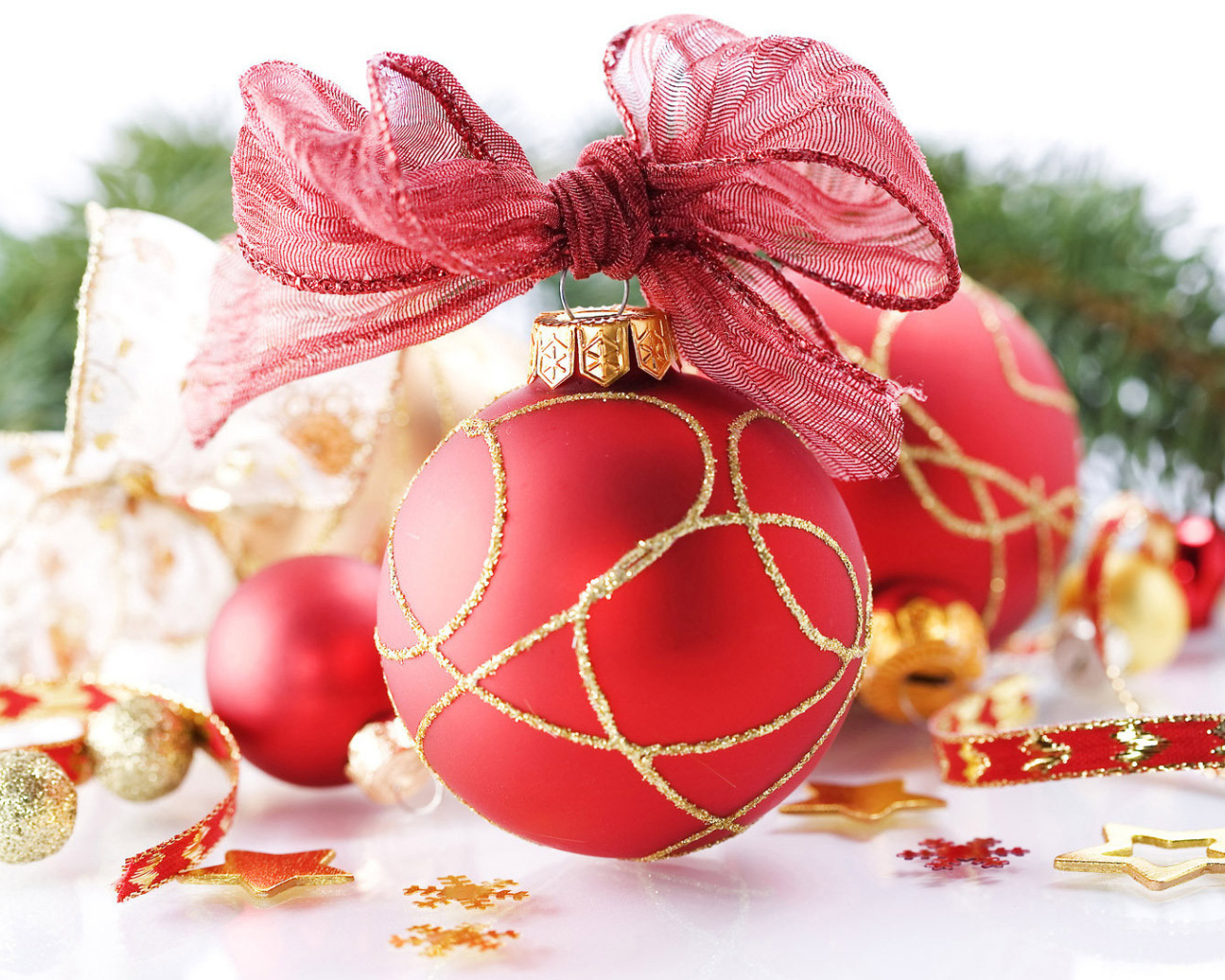 Елочные игрушки шарики