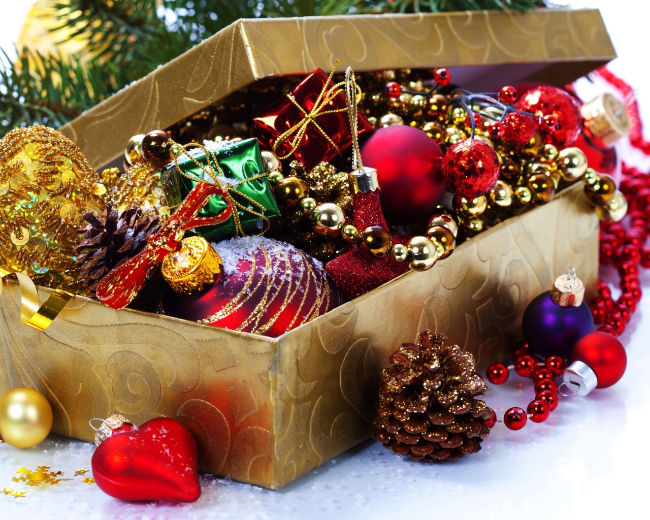 Елочные игрушки из шишек