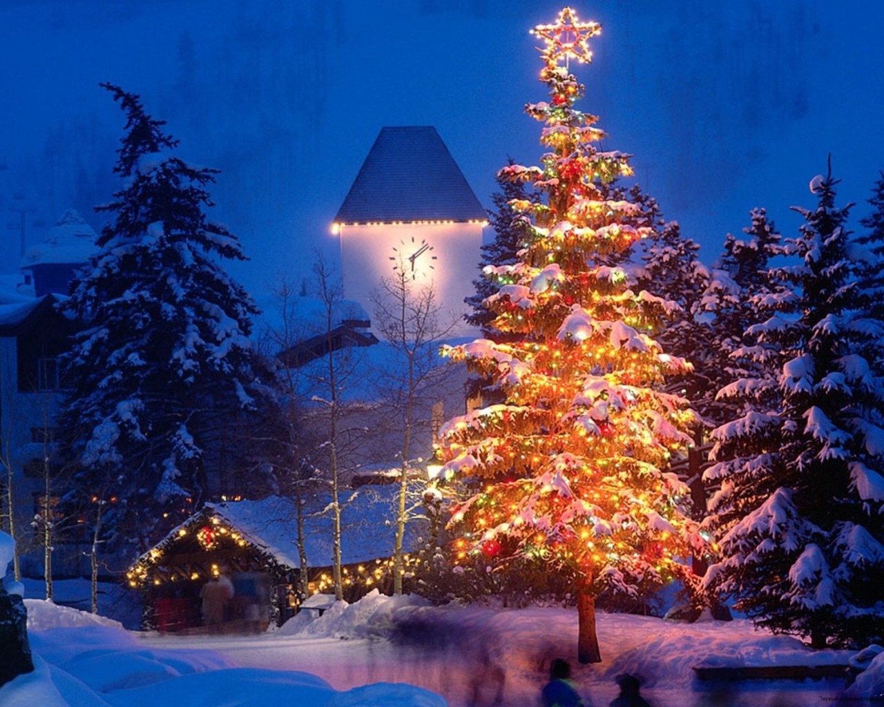 Нарядная елка на Новый 2014 Год лошади