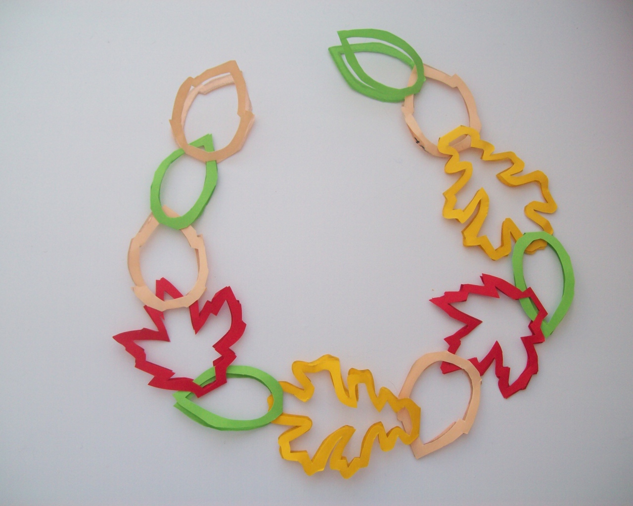 Гирлянда из осенних листьев