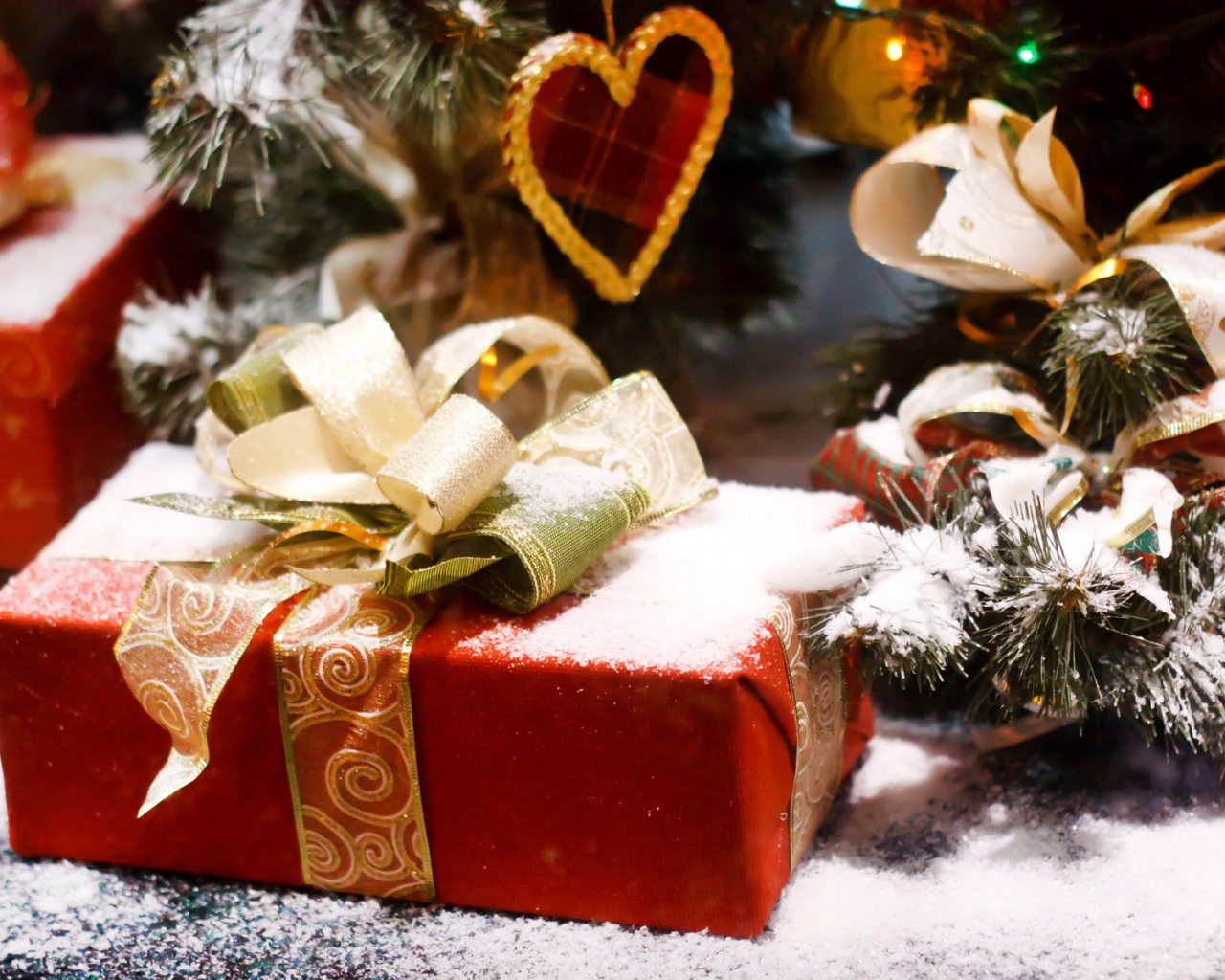 Подарки под новогодней елкой в Москве