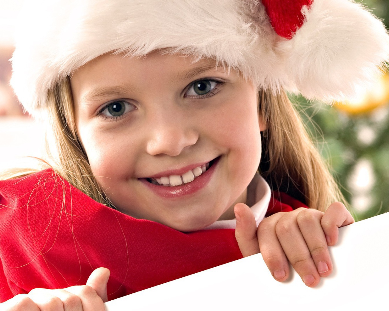 Девочка в костюме снегурочки