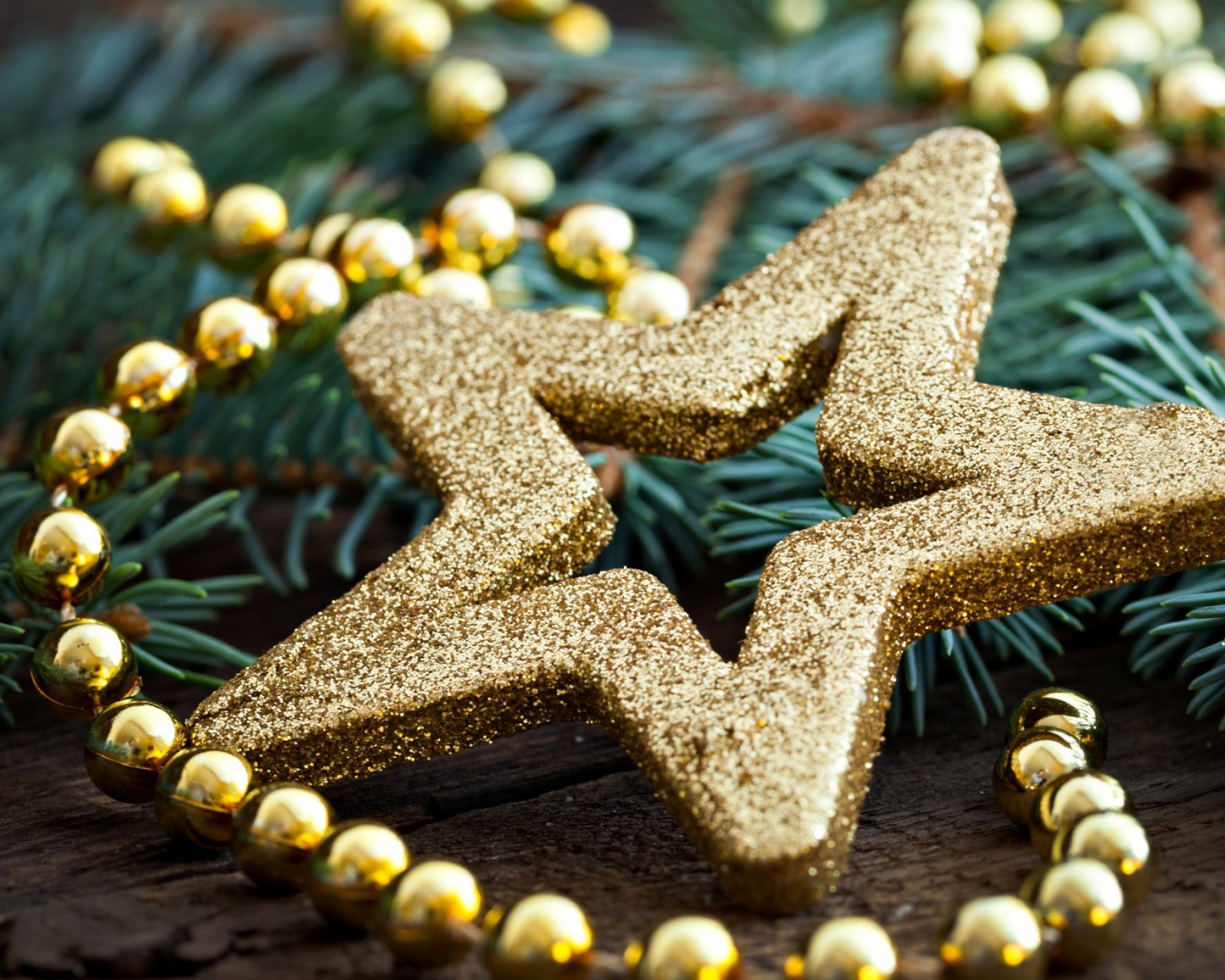 Ёлочная игрушка золотого цвета