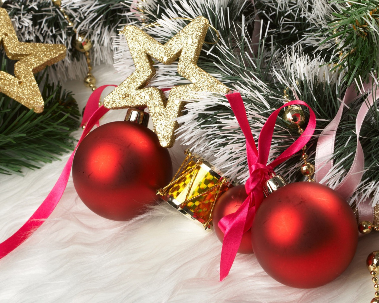 Золотистые звездочки и красные шары