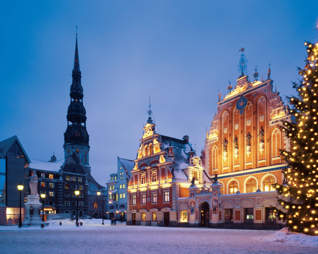 Праздничные огни в городе в Новый год