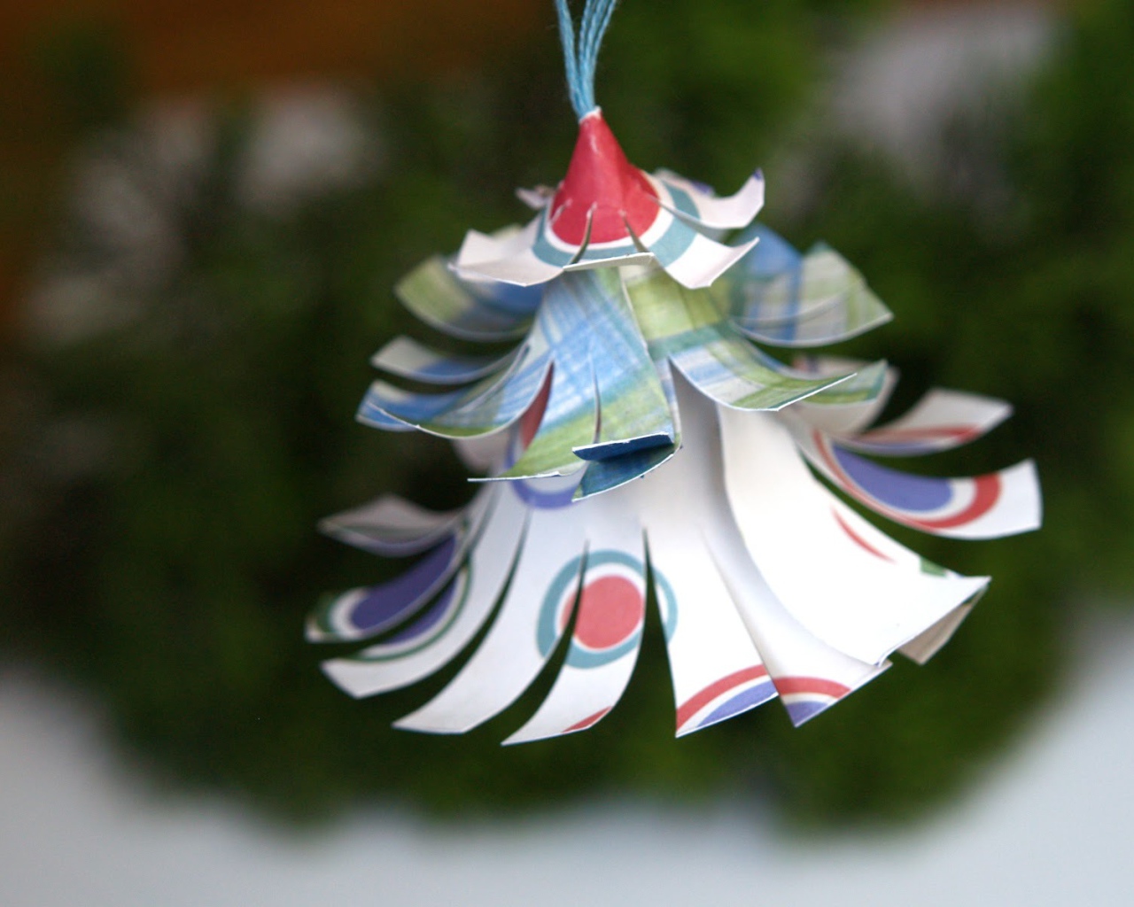 Маленькая Новогодняя елка из бумаги