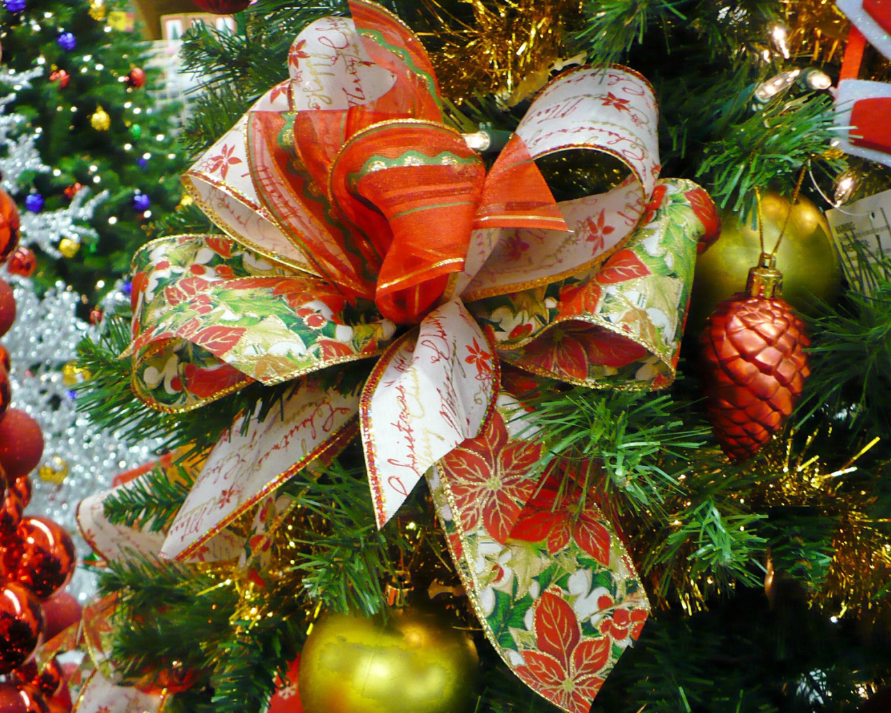 Празднование Нового Года лошади у елки