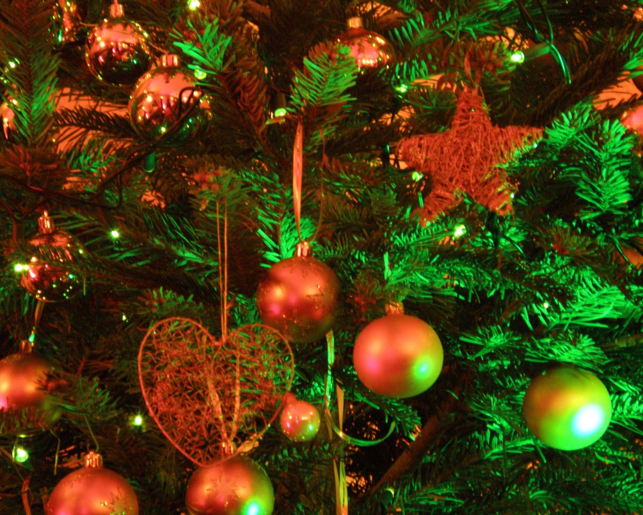 Новогодняя елка в зеленых светах