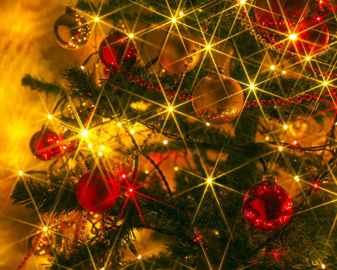 Новогодняя елка удивительные украшения 2014