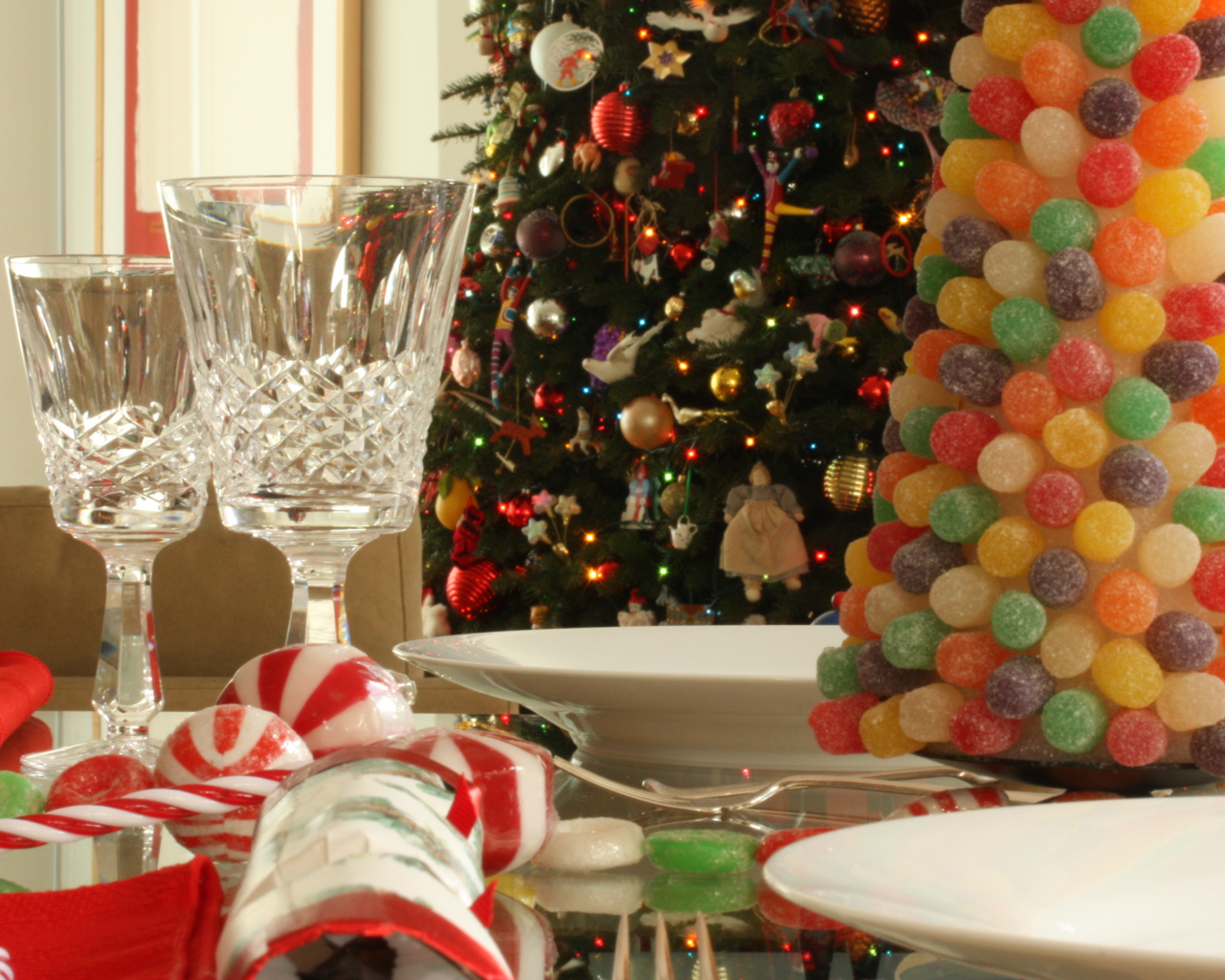 Новогодняя елка и красивый стол