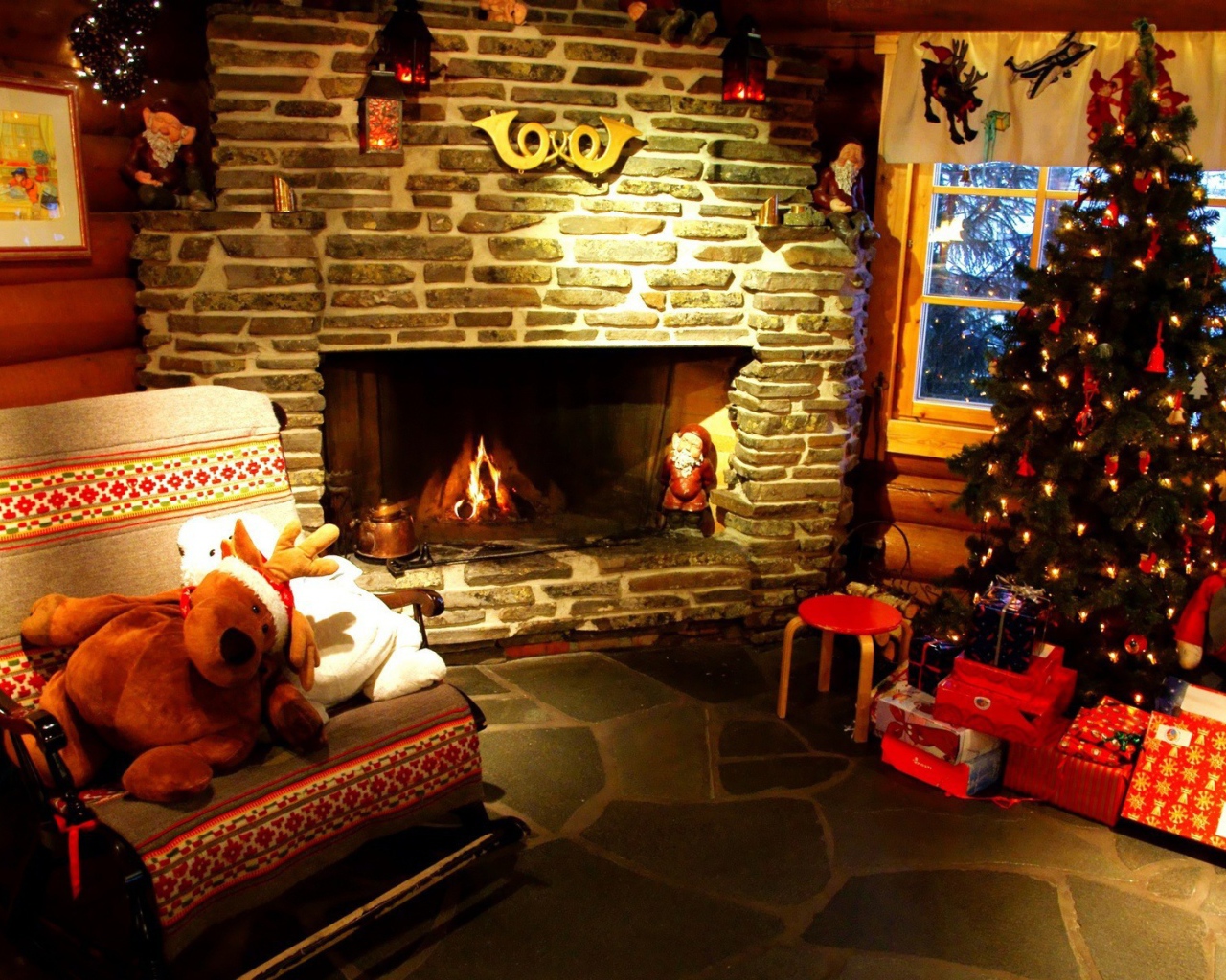 Новогодняя елка и камин