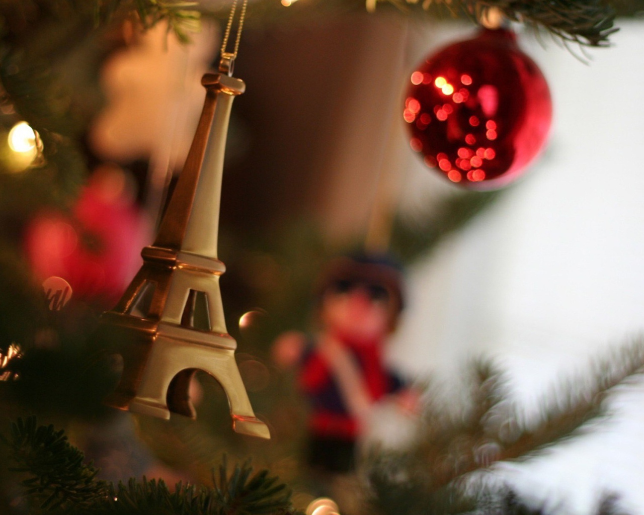 Новогодняя елка в Париже