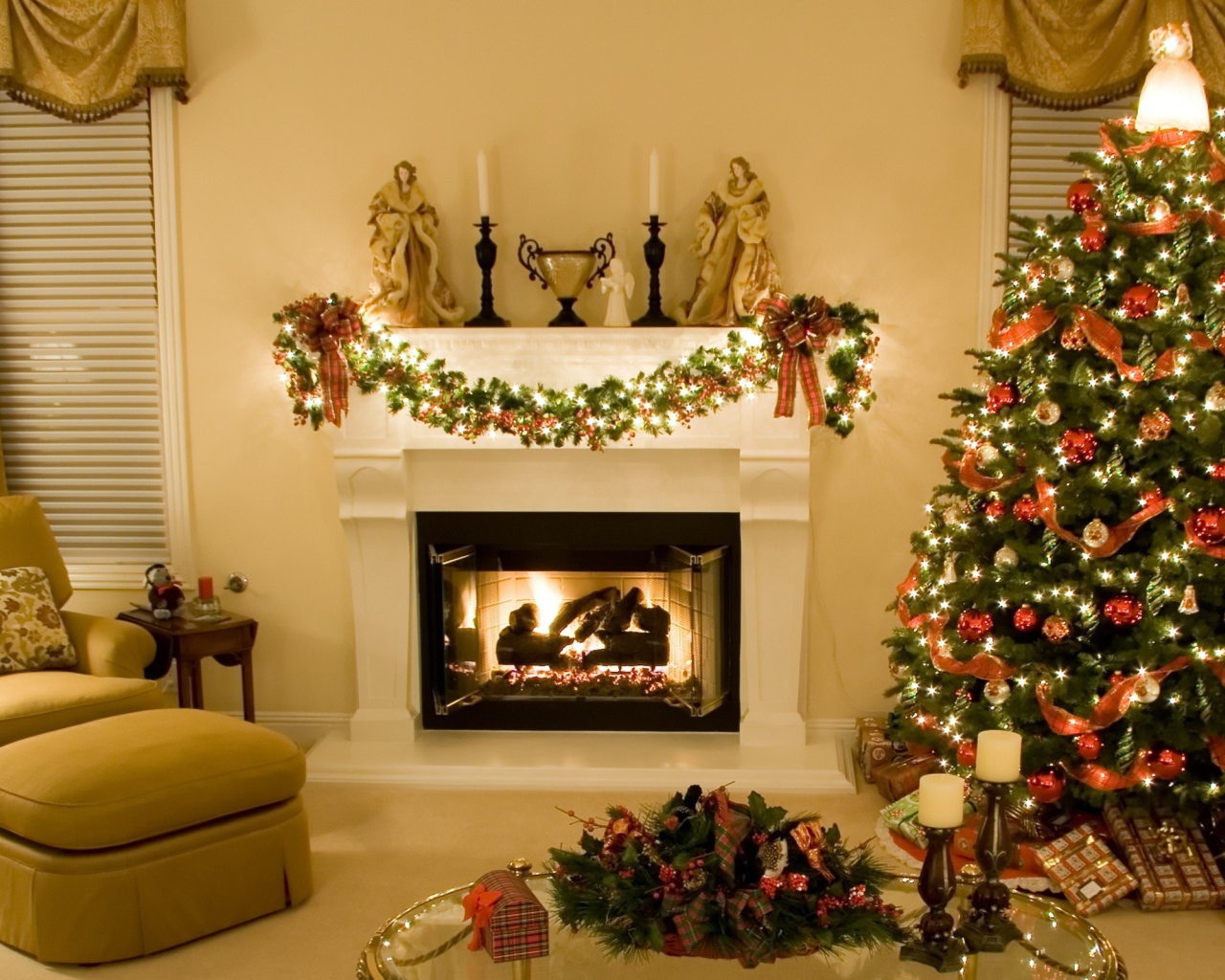 Новогодняя елка в ухоженном доме