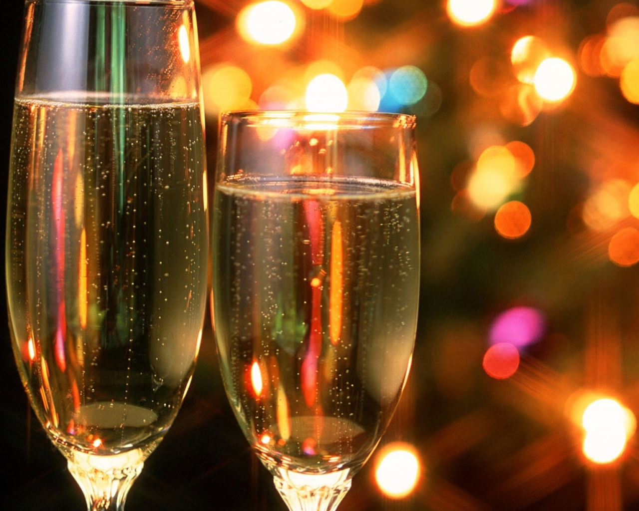Поднятие бокалов шампанского в Новый год