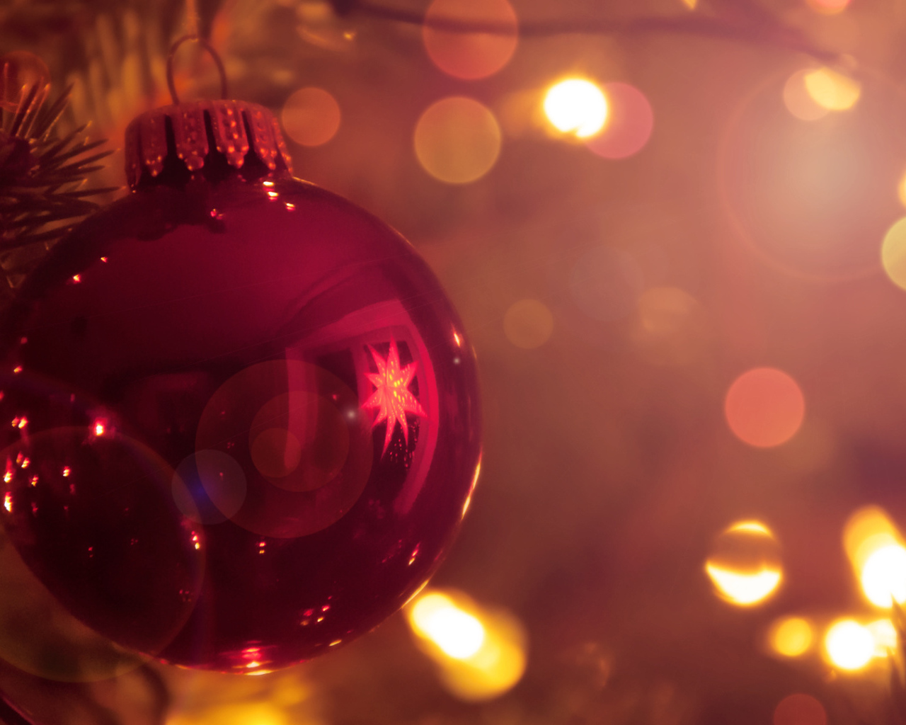 Красная елочная игрушка