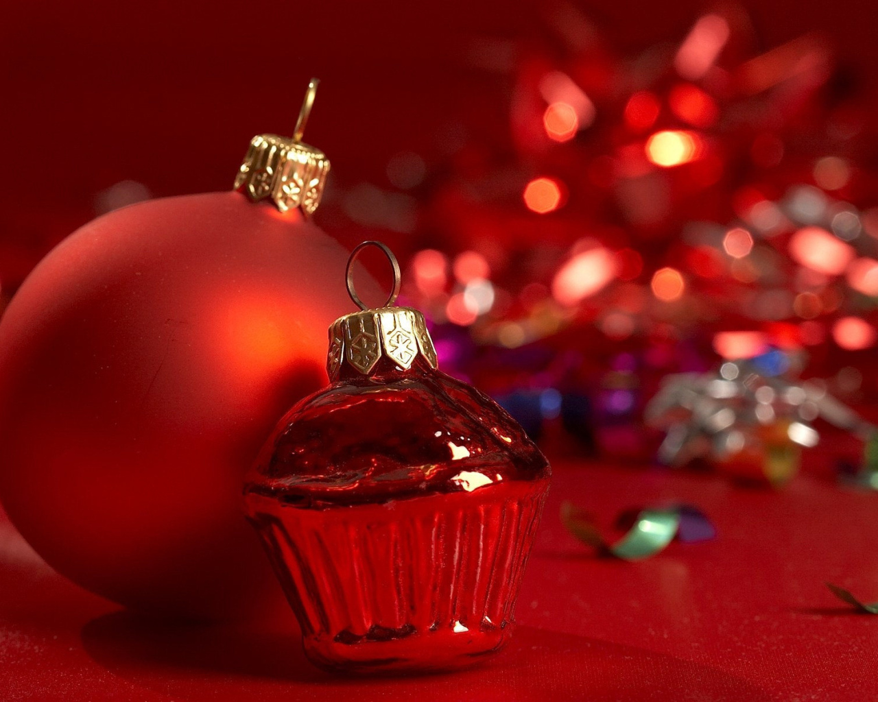 Красные ёлочные игрушки