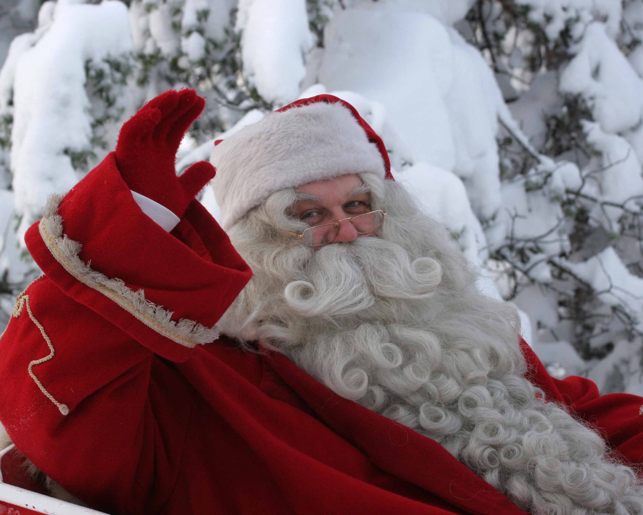 Дед Мороз везёт подарки