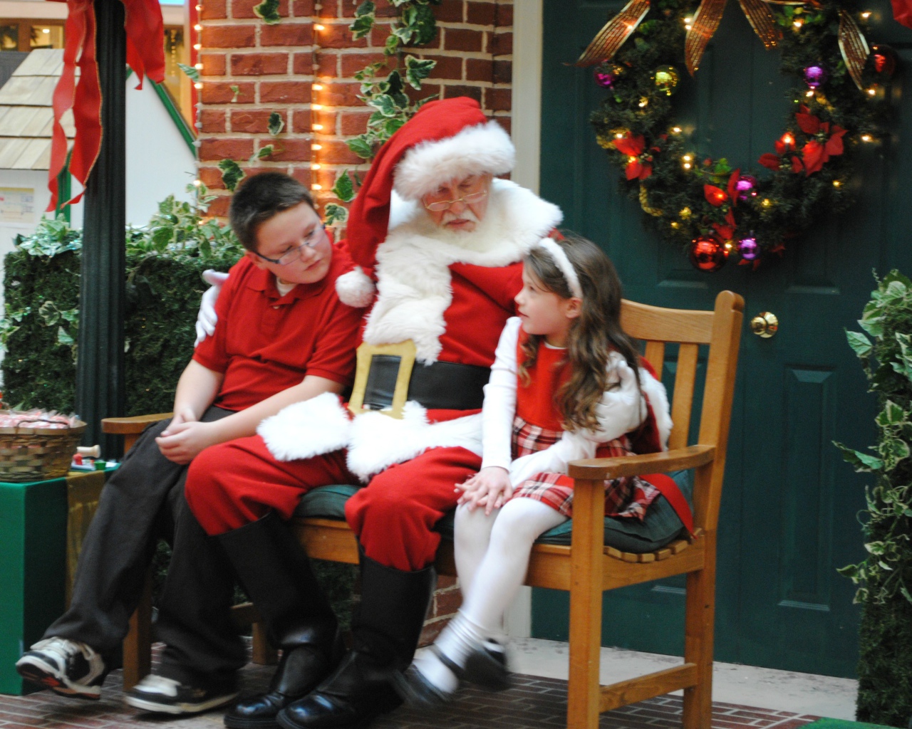 Дед мороз дарит подарки