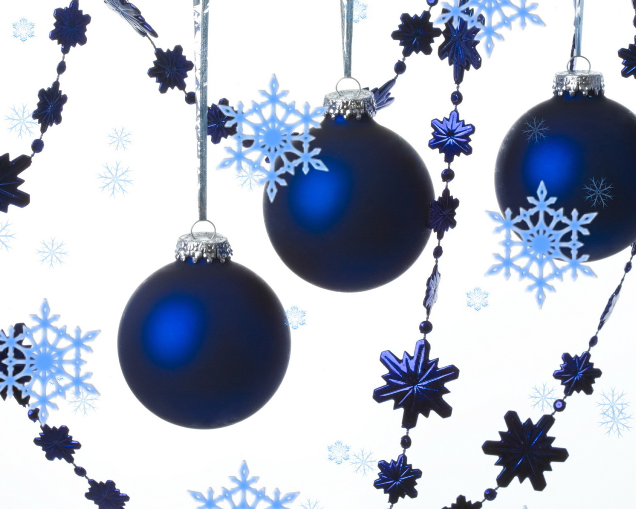 Глупые снежинки тают на гирляндах