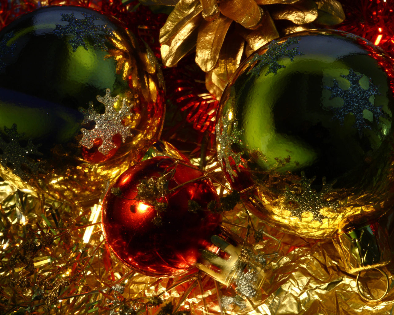 Сияющие ёлочные игрушки