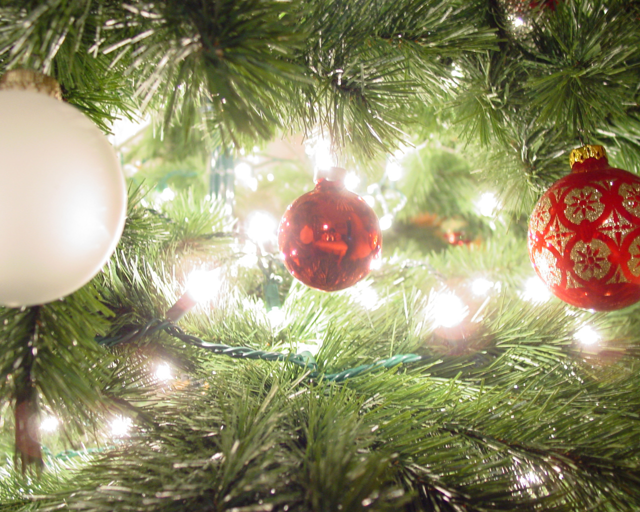 Три маленькие игрушки на новогодней елки