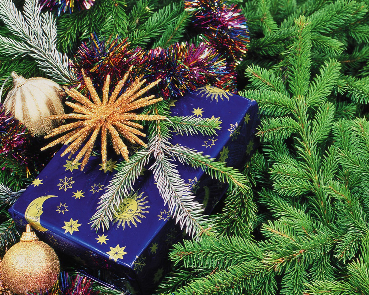 Подарок у елки на Новый год