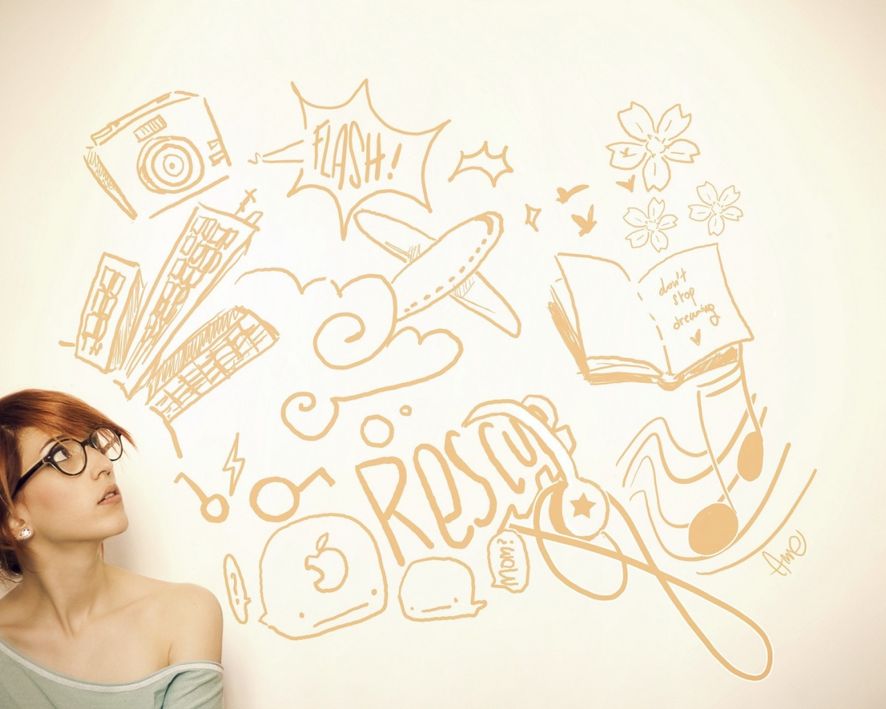 Девушка в очках смотрит на рисунки