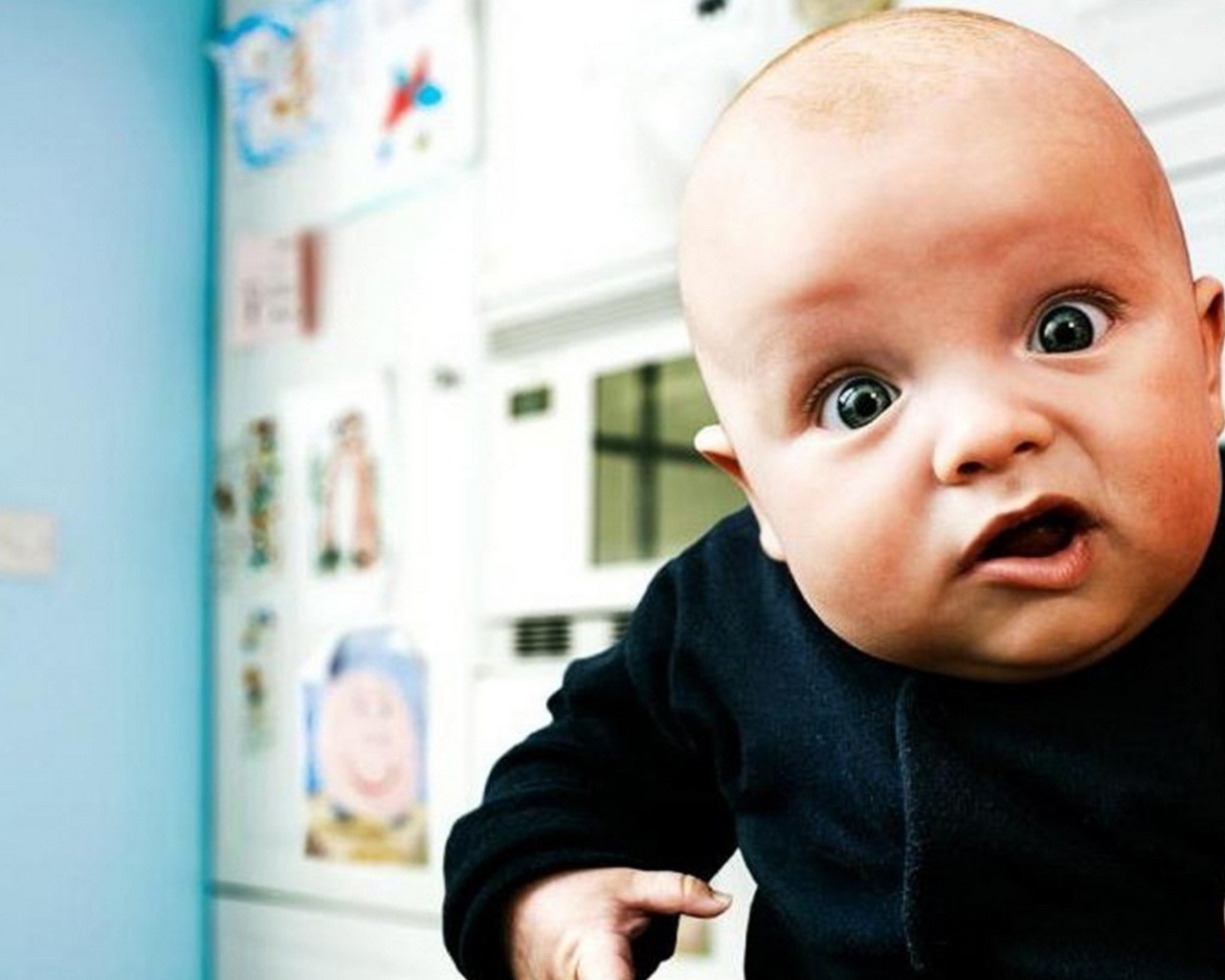 Ребенок корчит лицо