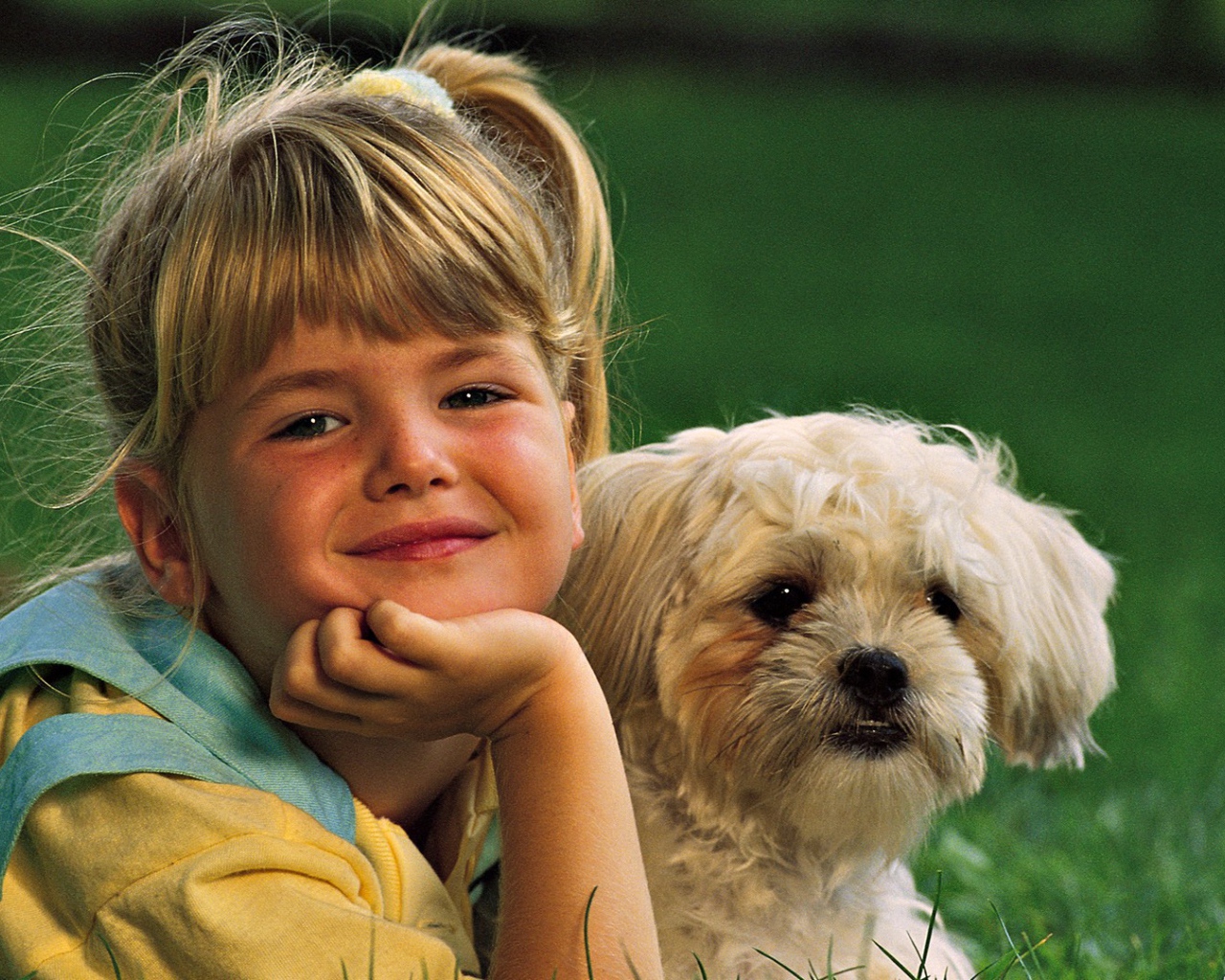 Девочка с белой собакой