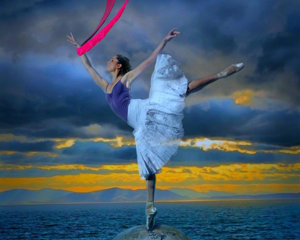 Молодая балерина на фоне моря