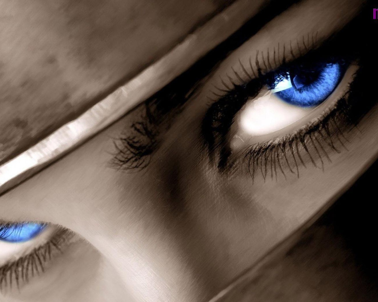 Черные брови и синие глаза