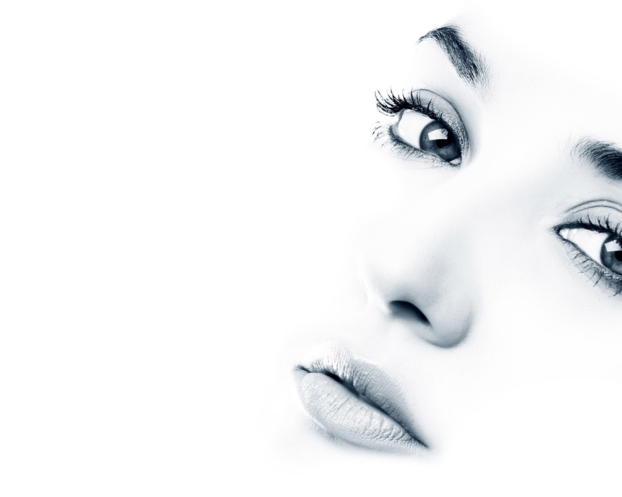 Глаза и губы на белом фоне