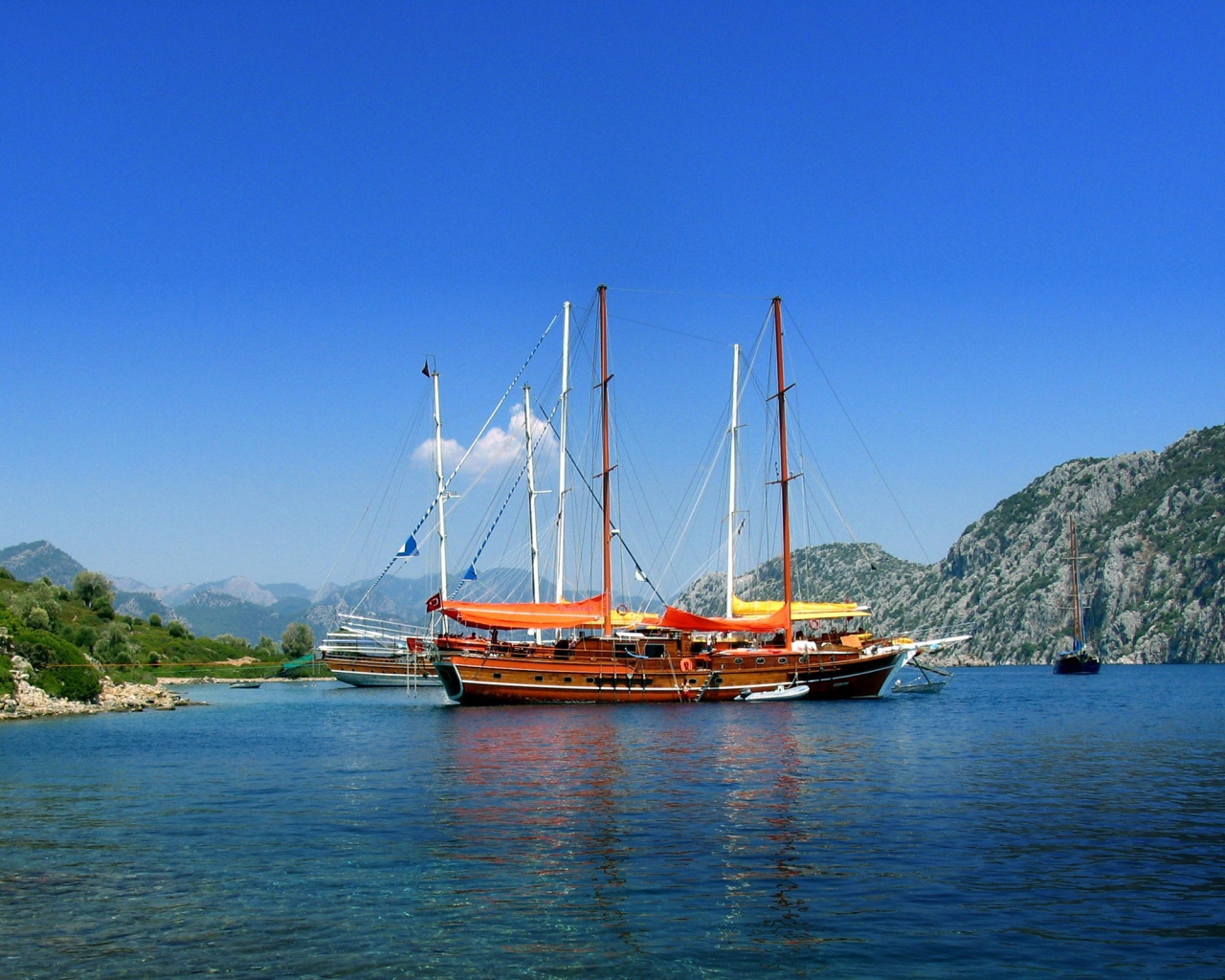 Парусные корабли в заливе