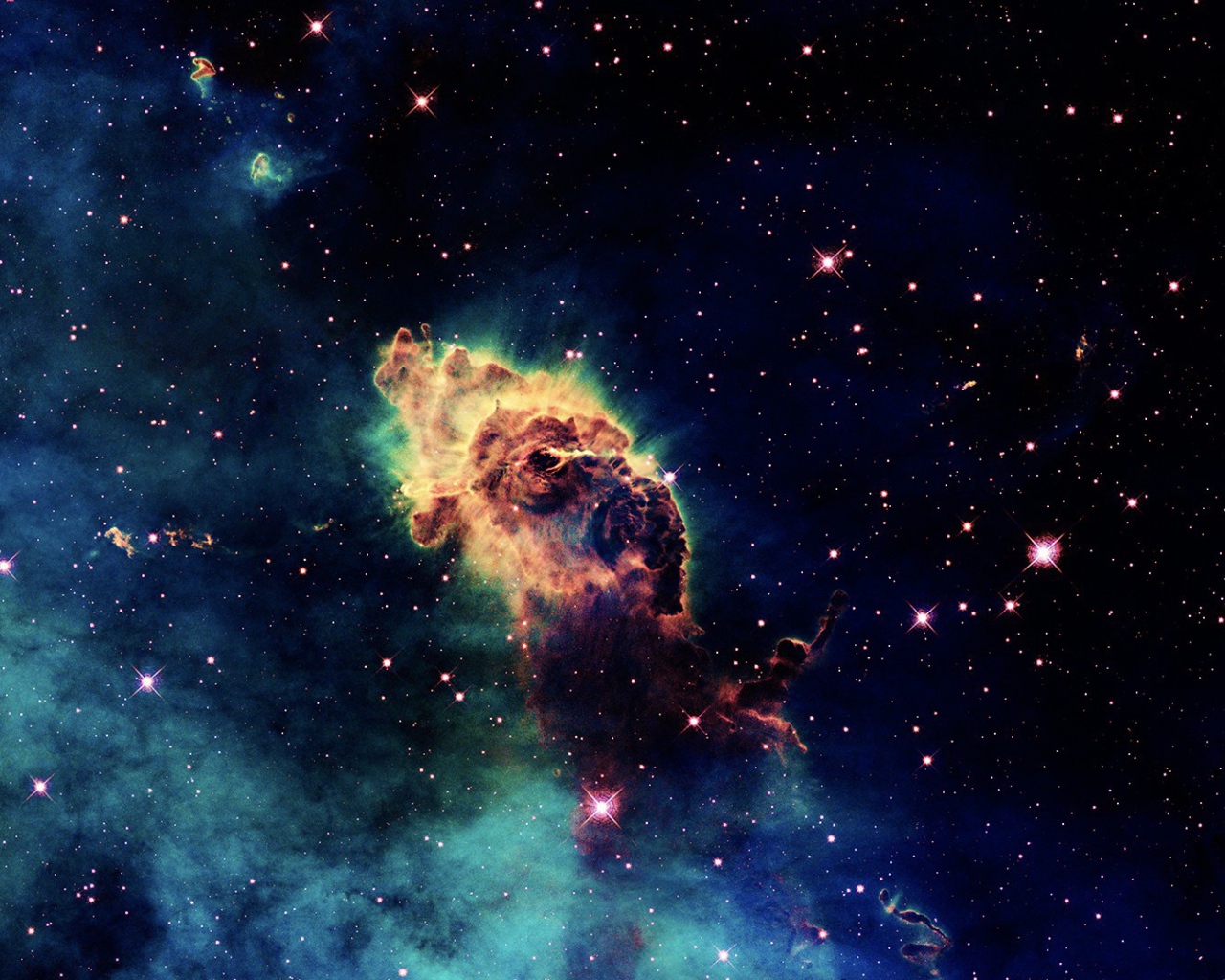 Астероид летящий в космосе