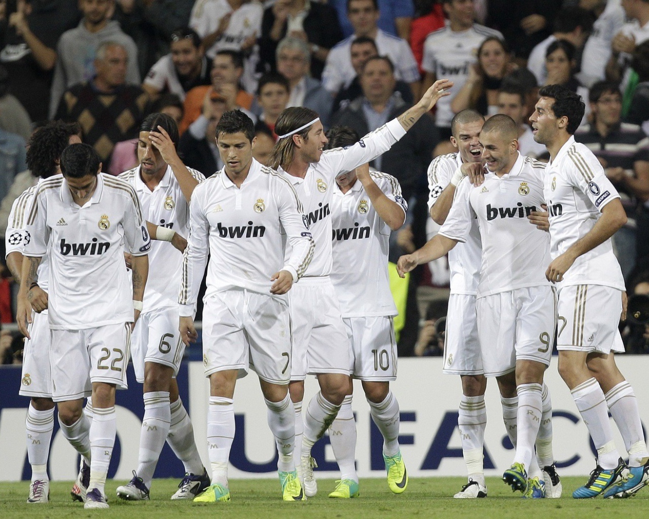 Футбольная команда выходит на поле