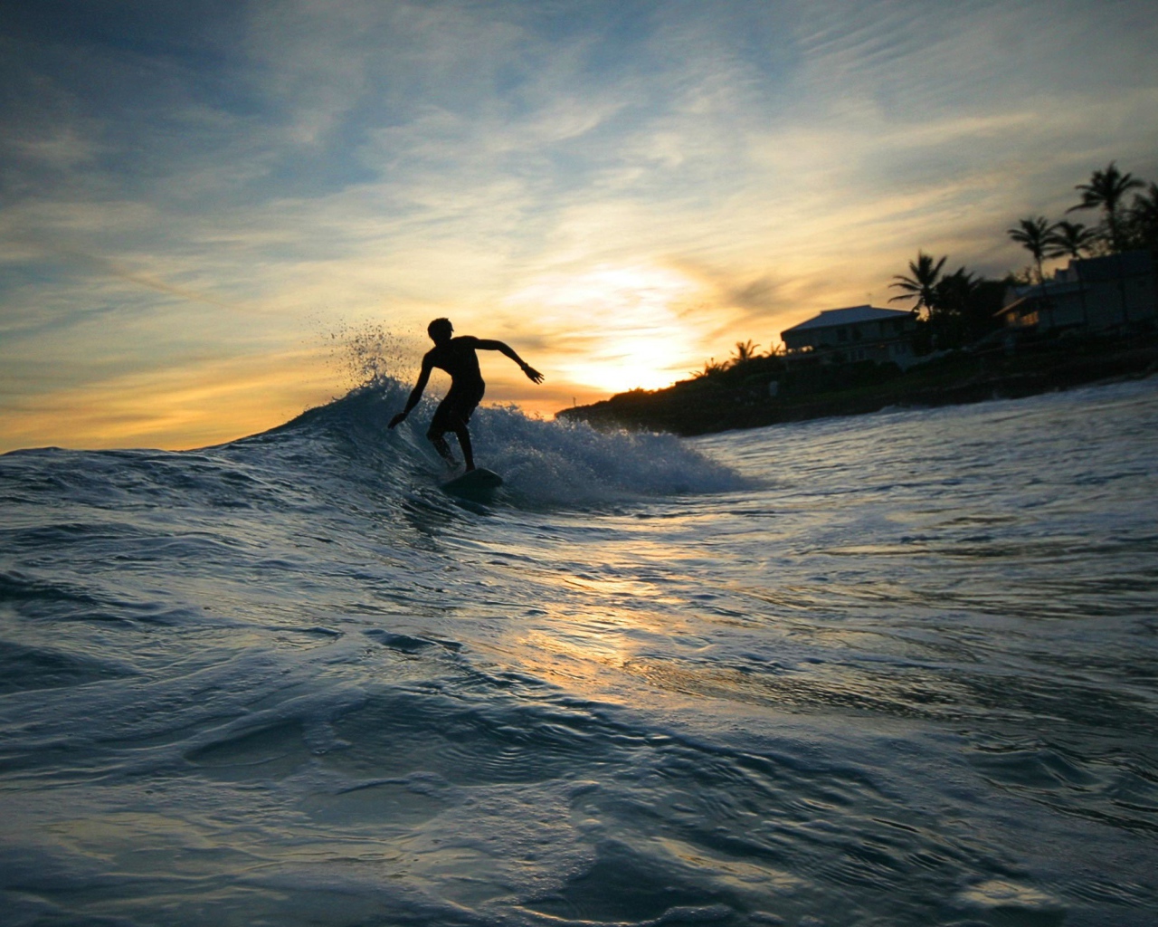 Серфер на закате