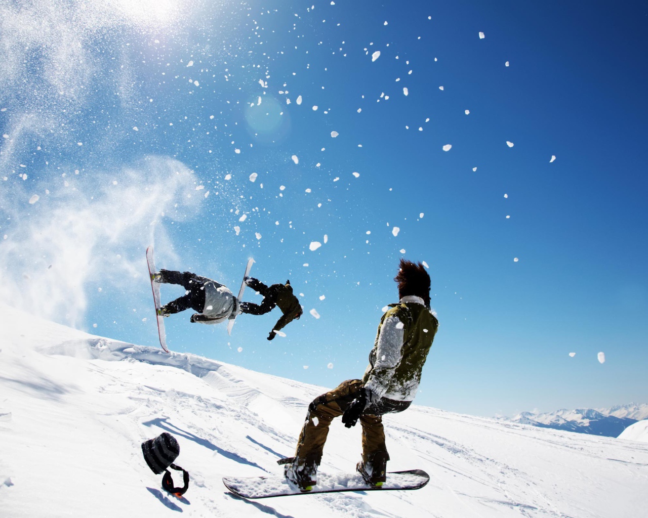 Сноубордисты в горах